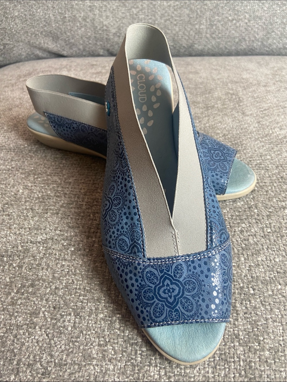 Cloud womens  Blue Patterned Slingback Sandal with Gray V-Band size 10
